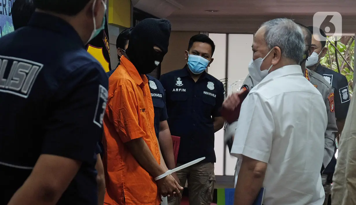 Petugas menginterogasi tersangka saat rilis kasus perdagangan satwa dilindungi di Mapolda Metro Jaya, Kamis (28/1/2021). Dari tangan tersangka berinsial YI diamankan barang bukti, yaitu satu orang utan, tiga burung beo Nias dan tiga lutung Jawa. (Liputan6.com/Herman Zakharia)