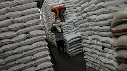 Pekerja melakukan aktifitas pengangkutan beras di Pasar Induk Beras Cipinang, Jakarta, Selasa (24/2/2015). Harga beras sejak 9 Februari 2015 melonjak hingga 30 persen, hal ini disebabkan belum meratanya panen di daerah produsen. (Liputan6.com/Johan Tallo)