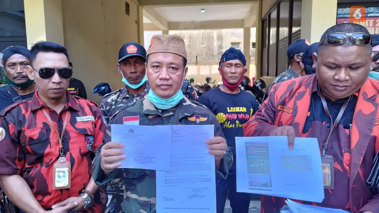 Kasatkoryon Banser Cluring Banyuwangi Fathur Rachman (Tengah) datangi Polresta Banyuwangi untiuk pertanyakan kasus penghinaan ulama (Hermawan Arifianto/Liputan6.com)