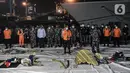 SAR Mission Coordinator (SMC) sekaligus Direktur Operasi Basarnas Brigjen TNI Marsekal Rasman (tengah) menyampaikan keterangan saat serpihan pesawat Sriwijaya Air SJ 182 tiba di Dermaga JICT 2, Tanjung Priok, Jakarta, Minggu (10/1/2021). (merdeka.com/Iqbal S. Nugroho)