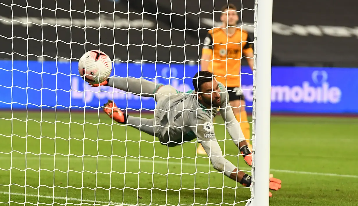 Penjaga gawang Wolverhampton Wanderers, Rui Patricio gagal menghentikan gol keempat West Ham dalam lanjutan Liga Inggris di London Stadium, Minggu (27/9/2020). West Ham United menang dengan skor telak 4–0 atas tamunya Wolverhampton Wanderers. (Andy Rain/Pool via AP)