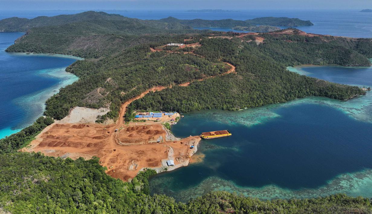 Seperti yang terjadi pada pertengahan 2025 lalu sempat terjadi polemik di kawasan Raja Ampat. Polemik berpusat pada aktivitas pertambangan nikel yang mengancam kelestarian ekosistem dan sektor pariwisata di kawasan tersebut. Tampak dalam foto yang disediakan oleh Auriga Nusantara ini, memperlihatkan lahan yang telah mengalami penggundulan hutan tempat penambangan nikel berlangsung di Pulau Kawe, Raja Ampat, Papua Barat Daya, 21 Desember 2024. (Auriga Nusantara via AP)