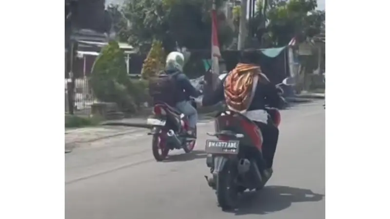 Tangkapan layar video emak-emak todongkan pisau ke pengendara di jalan raya Pekanbaru.
