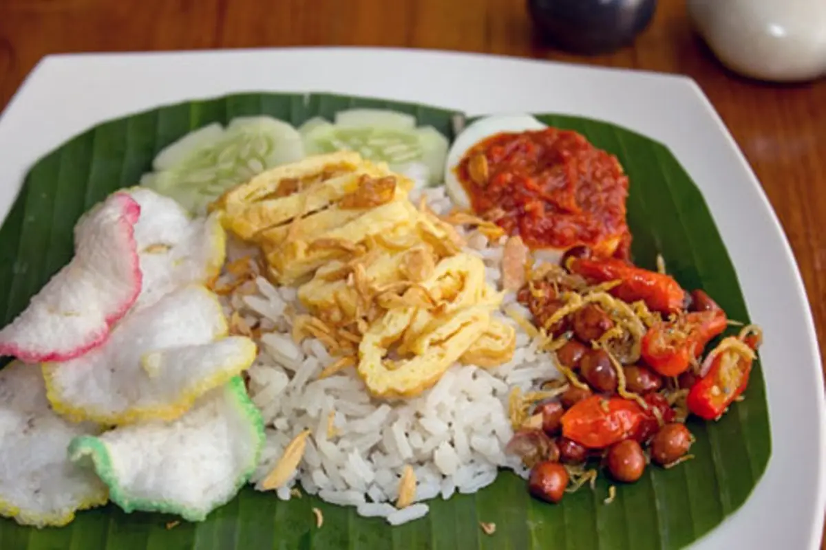 [Bintang] Nasi Kuning vs Uduk, Nikmat Mana untuk Sarapan?