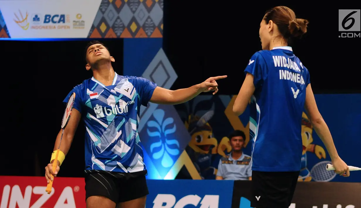 Ganda Campuran Indonesia, Edi Subaktiar/Gloria E Widjaja meluapkan ekspresi saat melawan Yuta Watanabe/Arisa Higashino (Jepang) di Indonesia Open 2017 di Jakarta, Selasa (13/6). Edi/Gloria kalah 18-21, 21-13, 17-21. (Liputan6.com/Helmi Fithriansyah)