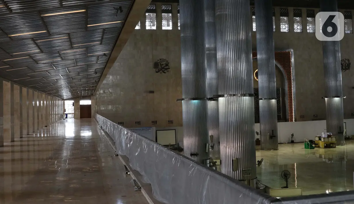 Suasana Masjid Istiqlal, Jakarta di hari pertama puasa Ramadan 1441 H, Jumat (24/4/2020). Guna mencegah penularan dan penyebaran virus Covid-19, pihak pengelola Masjid Istiqlal Jakarta meniadakan sementara seluruh rangkaian kegiatan ibadah Ramadan. (Liputan6.com/Helmi Fithriansyah)
