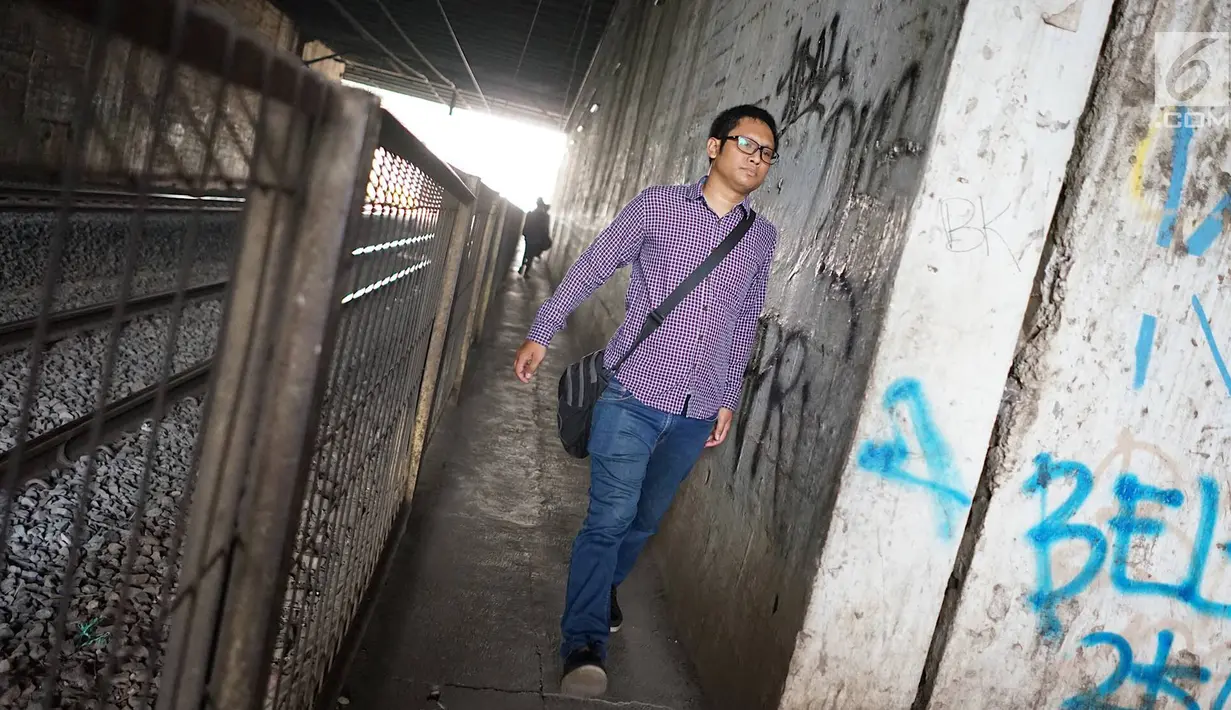 Pejalan kaki melintasi jalan setapak di sekitar Stasiun Cawang, Jakarta, Kamis (9/5). Meskipun sempit, jalan setapak tersebut masih menjadi pilihan sebagian pejalan kaki untuk menyeberangi Jalan Gatot Soebroto, dibanding harus melewati JPO yang jaraknya lebih jauh. (Liputan6.com/Immanuel Antonius)