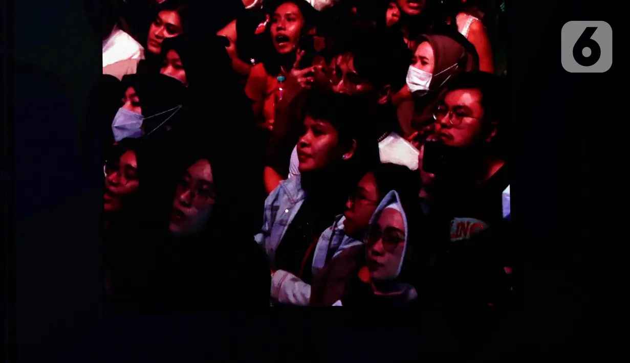 Penonton saat menyaksikan penampilan Lyodra digelaran We The Fest 2022 hari pertama di GBK Sports Complex Jakarta, Jumat (23/9/2022). Sejumlah lagu dibawakan oleh penyanyi jebolan Indonesian Idol itu tampil di This Stage is Banana We The Fest 2022, salah satunya Easy On Me dari Adele. (Liputan6.com/Helmi Fithriansyah)