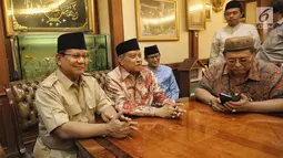 Bakal calon Presiden Prabowo Subianto dan Bakal Cawapres Sandiaga Uno berbincang dengan Ketum PBNU KH Said Aqil Siroj saat kunjungan ke kantor PBNU, Jakarta, Kamis (16/8). (Liputan6.com/Faizal Fanani)