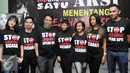 Sebuah kaos kampanye 'Stop Kekerasan Pada Anak' diperlihatkan usai diskusi antara sejumlah selebriti dengan ketua Komnas PA, Jakarta, Kamis (2/7/2015).  Kasus Angeline menjadi momentum untuk lebih peduli pada anak. (Liputan6.com/Panji Diksana)