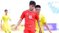 Nguyen Luc Chu mendapatkan penjagaan dari Ahmad Muzakif Fitri dalam laga Grup A  Piala AFF U-17 2026 di Stadion Gelora Joko Samudro, Gresik, Senin (13/4/2026). (Dok. FAM)