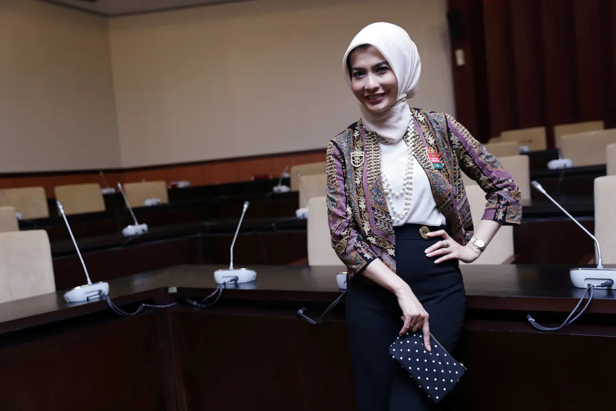 Batik membuat Arzetti Bilbina merasa percaya diri. (Adrian Putra/bintang.com)
