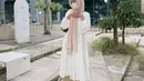 Bisa jadi inspirasi outfit bukber, padukan gamis warna putih dengan rok warna cokelat seperti look ala YouTuber Indy Ratna Pratiwi ini. (Instagram/indyratnap).