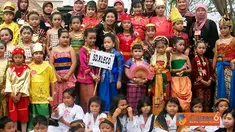 Citizen6, Solo: Salah satu peserta karnaval, murid-murid SD Kleco yang menggunakan baju daerah berfoto bersama para guru. (Pengirim: Sugeng Santoso)