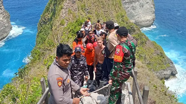 Tim SAR evakuasi turis asal Australia yang jatuh ke jurang 80 Meter di Nusa Penida Bali. (Dok. Istimewa)