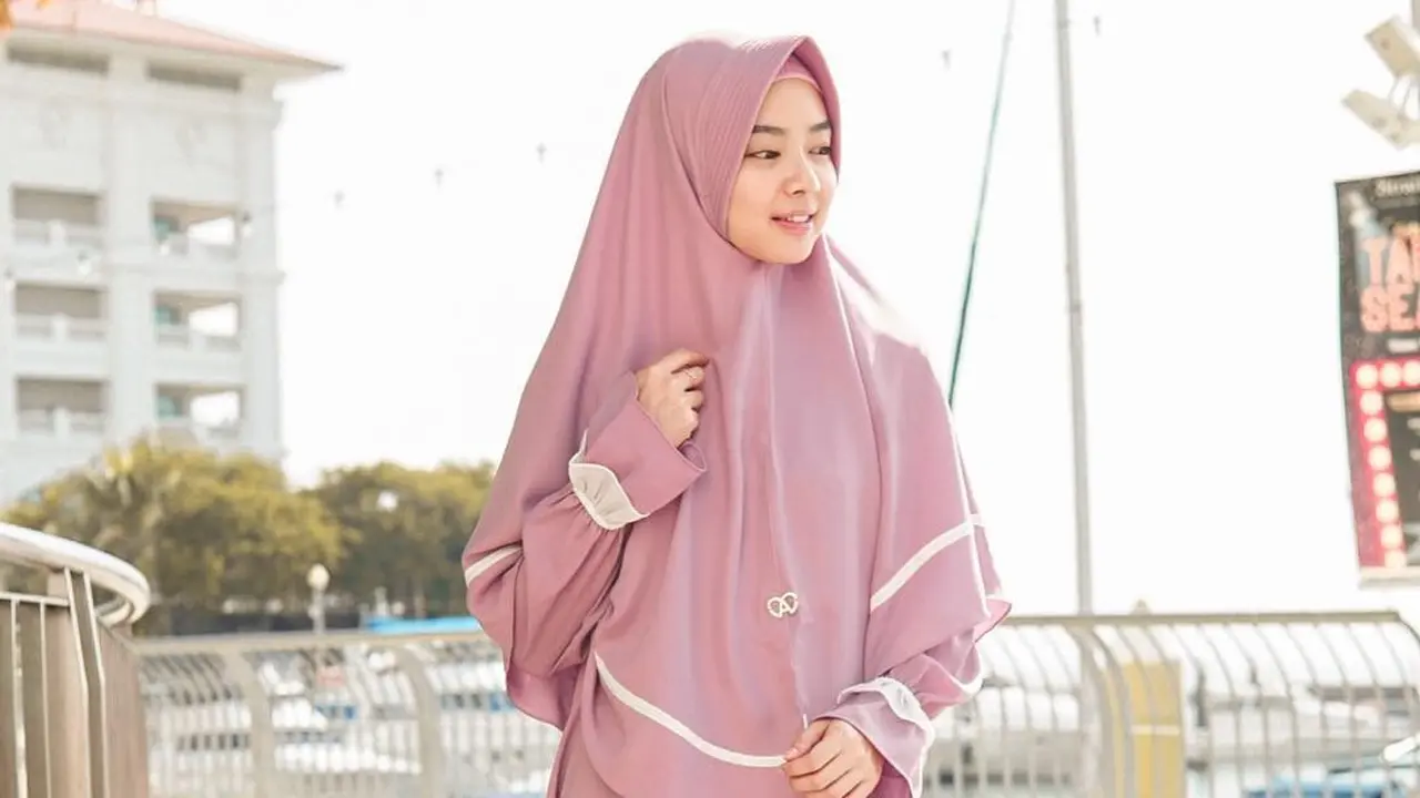6 Outfit Gamis ala Lindswell Kwok, Inspirasi Gaya Muslimah Modis Tetap Syar'i
