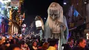 Sejumlah warga melihat nenek sihir raksasa saat menghadiri Parade Halloween di Irlandia (30/10). Parade ini untuk merayakan hari Halloween yang jatuh pada tanggal 31 Oktober. (REUTERS/Lucy Nicholson)