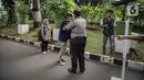 Petugas keamanan mengadang mahasiswa UNY yang akan menggelar aksi di depan Gedung Kemendikbud, Jakarta, Jumat (10/2/2023). Dengan memaksa masuk untuk melakukan aksi di dalam lingkungan Kemendikbud, mahasiswa UNY memberikan baju dansa sebagai bentuk protes terkait mahalnya biaya kuliah di Indonesia. (Liputan6.com/Faizal Fanani)