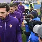 Foto pada tanggal 25 Februari 2018, Kapten Fiorentina Davide Astori bersama timnya memasuki lapangan jelang pertandingan melawan Chievo di Florence. Davide Astori ditemukan meninggal di kamarnya. (AFP Photo/Claudio Giovannini)