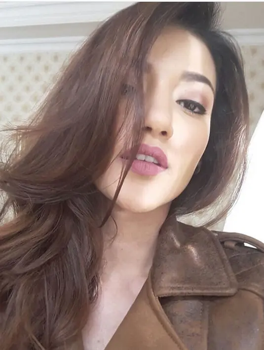 Pertemuan Marwa dan kedua buah hatinya, Syarief Muhammad Fajri dan Aisyah Shabir berlangsung di Departemen Sosial. Dalam pertemuan itu juga didampingi dari pihak Komisi Perlindungan Anak Indonesia (KPAI). Atalarik juga hadir. (Instagram/tsaniamarwa54)