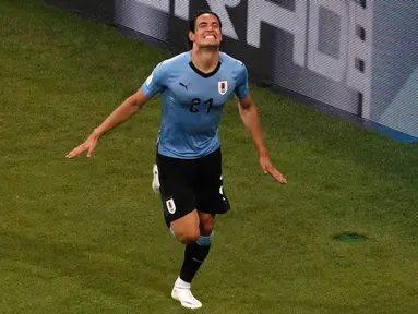 Penyeraeng Uruguay, Edinson Cavani berselebrasi usai mencetak gol ke gawang Portugal pada babak 16 besar Piala Dunia 2018 di Stadion Fisht, Sochi, Rusia (30/6). Cavani mencetak dua gol dan Uruguay menang 2-1 atas Portugal. (AP Photo/Darko Vojinovic)