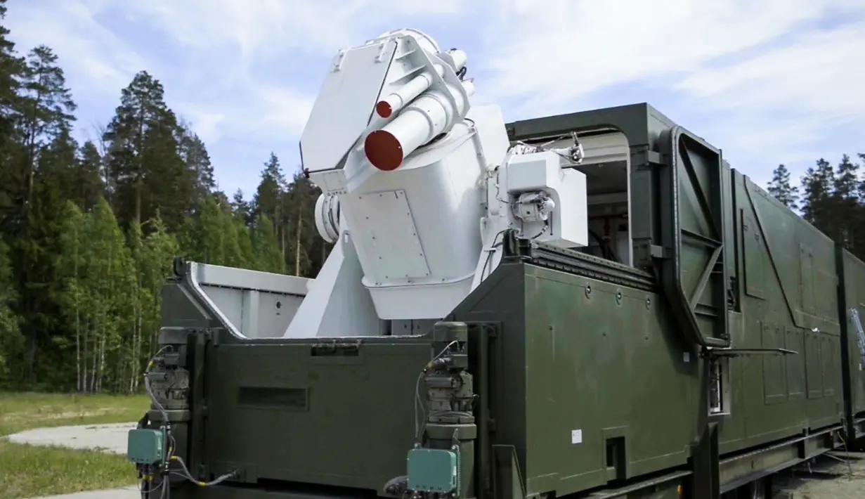 Sebuah truk militer Rusia dengan senjata laser terpasang di atasnya ditunjukkan di lokasi yang tidak diketahui di Rusia. Presiden Vladimir Putin mengklaim bahwa persenjataan mereka tidak dapat dicegat oleh musuh. (RU-RTR Russian Television via AP)