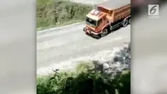 Detik-detik rem truk blong, sang sopir pun spontan loncat dari kursi kemudi.
