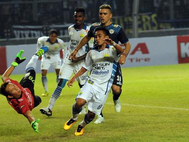 Kiper Persib, I Made Wirawan gagal menahan sepakan penyerang Arema Cronus, Cristian Gonzales (kanan) saat laga final Piala Bhayangkara di Stadion GBK Jakarta, Minggu (3/4/2016). Laga dimenangkan Arema Cronus 2-0. (Liputan6.com/Helmi Fithriansyah)