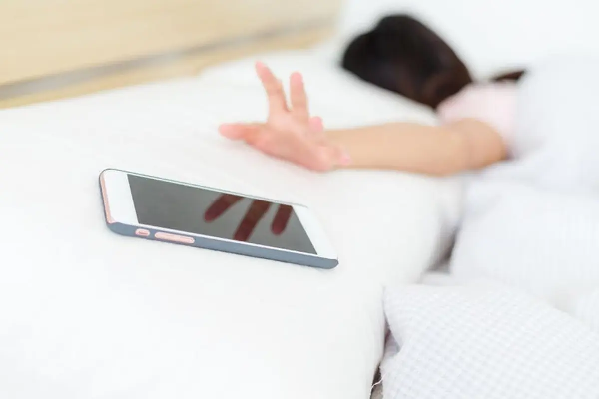 Harus Berapa Jauh Meletakkan Ponsel Tempat Tidur?