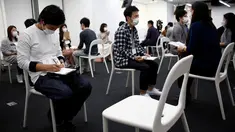 Peserta pria dan wanita menggunakan masker mengikuti layanan kencan di Tokyo, Jepang, (16/10). Dibuatnya acara Layanan kencan yang Sedang Marak di Jepang ini diakibatkan menurunnya tingkat pernikahan yang mencapai 50 Persen. (REUTERS/Kim Kyung-Hoon)