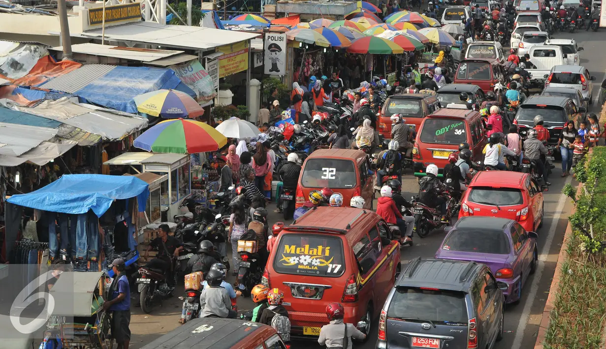 Sejumlah kendaraan berjalan merayap saat melintasi Pasar Tumpah di Cikarang, Jawa Barat, Jumat (1/7). Selain banyaknya persimpangan, keberadaan Pasar Tumpah menjadi salah satu penyebab kemacetan di Jalur Pantura. (Liputan6.com/Gempur M Surya)