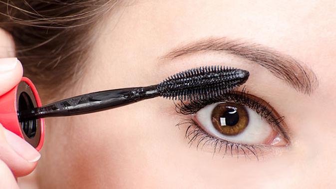 Tips Pakai Maskara Agar Tidak Menggumpal Di Bulu Mata Beauty Fimela Com