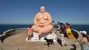 Pengunjung melihat patung berjudul Horizon karya Mu Boyan , saat pameran Sculpture by the Sea di Sydney, Australia, Jumat (19/10). Pameran di sepanjang pesisir pantai Bondi dan Tamarama itu berlangsung hingga 4 November 2018. (PETER PARKS/AFP)