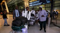 Kapten Timnas Senegal U-17, Amara Diouf (tengah) disambut oleh Duta Besar Senegal untuk Indonesia, Abdoulaye Barro (kedua kiri) saat kedatangan di Terminal 3 Bandara Soekarno Hatta, Tangerang, Banten menjelang Piala Dunia U-17 2023 pada Rabu (01/11/2023). (Bola.com/Bagaskara Lazuardi)