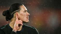 Pemain Liverpool, Darwin Nunez menempelkan jarinya ke kuping saat melakukan selebrasi setelah mencetak gol ke gawang Southampton pada laga perempat final Carabao Cup 2024/2025 yang berlangsung di St Mary's Stadium, Southampton, Inggris, Kamis (19/12/2024) WIB. (AFP/Justin Tallis)