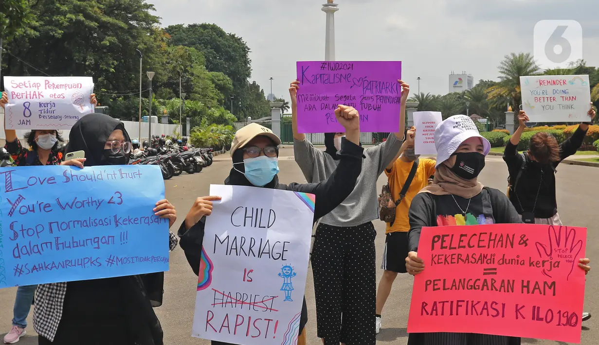 Aktivis Perempuan Mahardhika menggelar aksi memperingati Hari Perempuan Sedunia di Kawasan Patung Kuda Arjuna Wijaya, Jakarta, Senin (8/3/2021). Dalam aksinya mereka meminta pemerintah mengakui kekerasan seksual sebagai pelanggaran HAM hingga mencabut UU Cipta kerja. (Liputan6.com/Herman Zakharia)