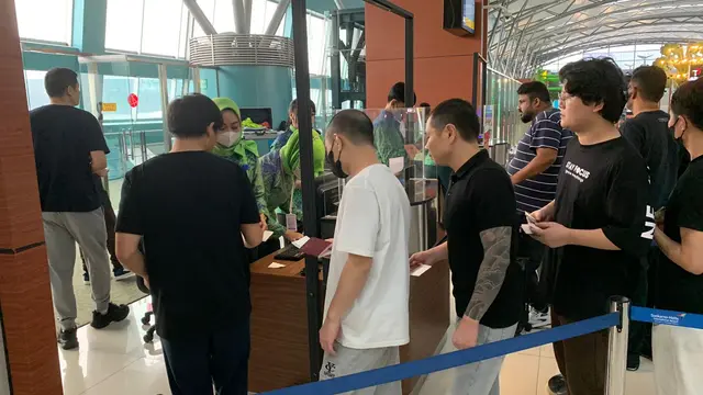 Bareskrim Polri Kawal Deportasi 52 WNA Sindikat Fraud Jaringan Internasional di Jakarta.