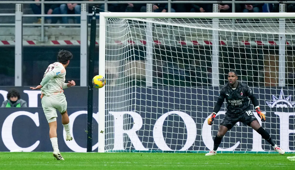 AC Milan harus gigit jari usai ditahan imbang AS Roma dengan skor 1-1. Pertandingan berjalan alot selama 90 menit. Rossoneri gagal meraup poin penuh meski bermain kandang. (AP Photo/Antonio Calanni)