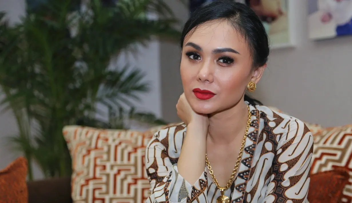 Sejak resmi kandas rumah tangganya dengan Henry Siahaan, setidaknya Yuni Shara telah menjalani hubungan dengan dua pria. Pertama ia menjalin hubungan dengan Raffi Ahmad.  (Adrian Putra/Bintang.com)