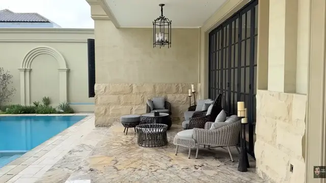 Model Kolam Renang di Rumah Tasya Farasya