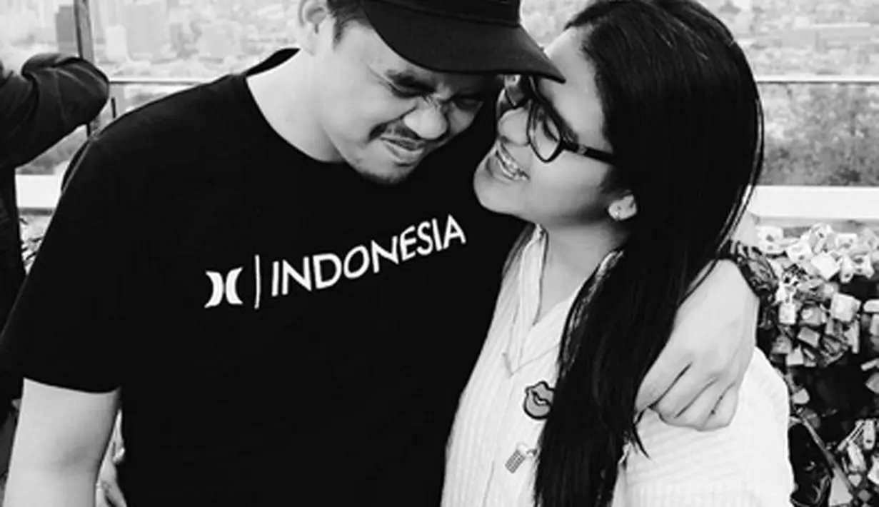 Dalam video tersebut, terlihat Kahiyang dan calon suami, Bobby Nasution mengenakan atasan hitam. Kahiyang mengenakan bawahan batik dengan balutan kebaya warna hitam, sedangkan calon suami mengenakan baju warna hitam. (Instagram/bobbynst)