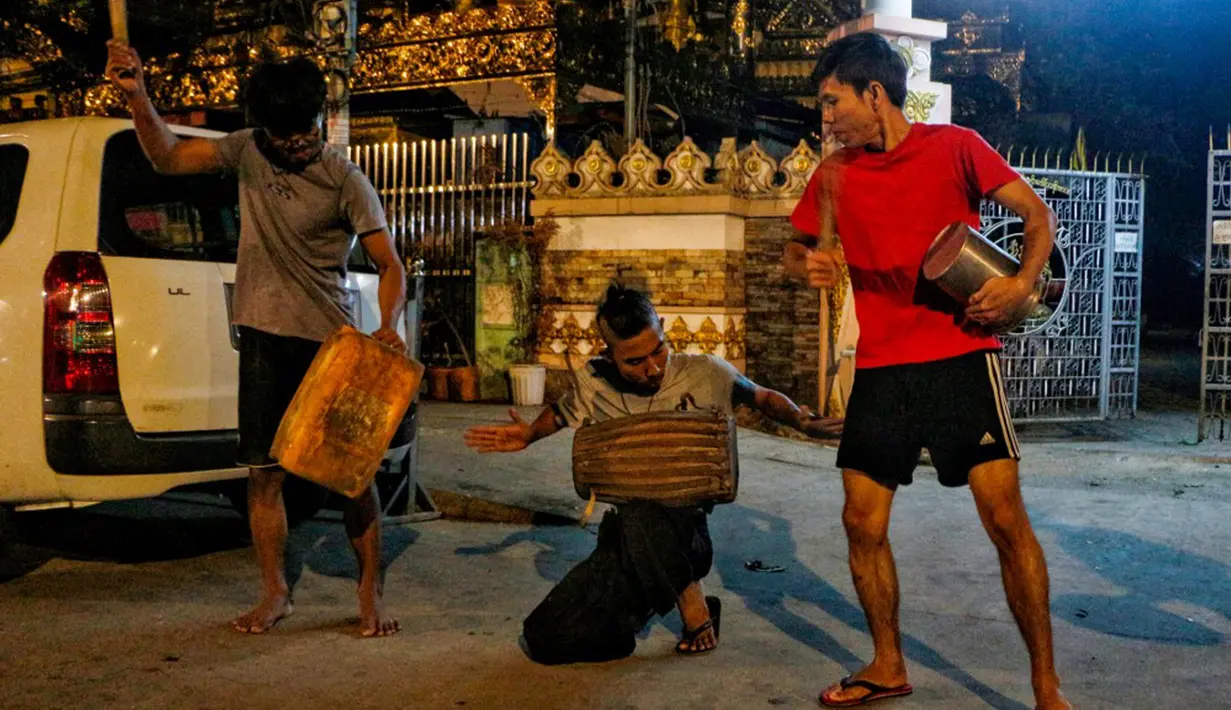 Warga memukul kaleng dan berbagai benda untuk membuat keributan memprotes kudeta militer di Yangon, Myanmar, 2 Februari 202. Berbagai kelompok aktivis mengeluarkan pesan di media sosial yang mendesak pembangkangan sipil. (STR/AFP)