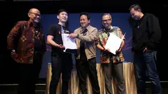 Kepala BEKRAF Triawan Munaf (tengah) dan Derek Hsu selaku CFO 88rising (kedua kiri) berbincang seusai penandatangan kerjasama antara Badan Ekonomi Kreatif (Bekraf) dan 88 Rising yang diselenggarakan di Jakarta, Rabu (24/4/2019). (Liputan6.com/HO/Randy)