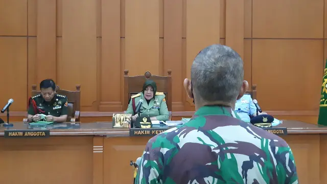 Prajurit TNI Kolonel Priyanto mendengarkan tuntutan di sidang militer