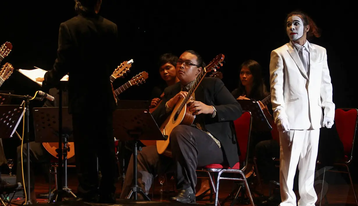 Rabu, (30/4/2014), JES akan membawakan konser dengan judul 'Maaf Kami Lupa'. Judul konser ini merupakan sebuah sebuah ide cerita yang diangkat dari fenomena kesibukan anak muda dengan piranti telekomunikasi (Liputan6.com/Faizal Fanani)
