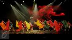Finalis Abang None Jakarta beraksi dalam pertunjukan Betawi berjudul ‘JAWARA! Langgam Hati Dari Marunda’ di Gedung Kesenian Jakarta, Jumat (23/10). Teater silat betawi Djarum Apresiasi Budaya digelar pada 24-25 Oktober 2015. (Liputan6.com/Gempur M Surya)