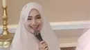 Cindy Fatika Sari saat mengisi acara di kawasan Mahakam, Kebayoran Baru, Jakarta, Rabu (22/2). Cindy mengenakan hijab warna krem dengan hiasan motif bunga di atasnya. (Liputan6.com/Herman Zakharia)
