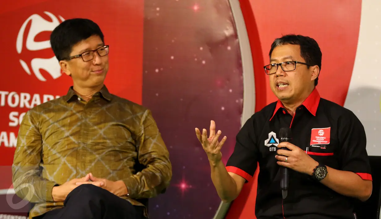 Direktur Utama PT GTS Joko Driyono (kanan) memberikan keterangan saat konferensi pers musim kedua Torabika Soccer Championship 2016, Jakarta, Rabu (31/8). (Liputan6.com/Fery Pradolo)
