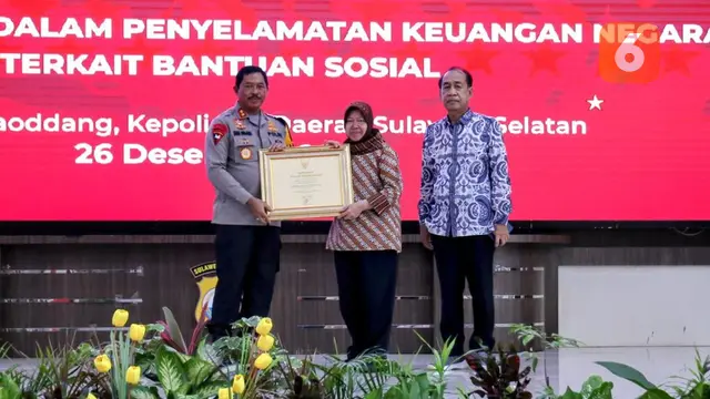 Penghargaan untuk jajaran Polda Sulsel dari Mensos Tri Risma Harini (Liputan6.com/Fauzan)