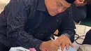 Menteri BUMN yang juga sebagai Ketua PSSI yang menjadi saksi juga mendoakan pernikahan salah satu andalah Timnas Indonesia itu langgeng. [Instagram/andre_rosiade/bravecation]
